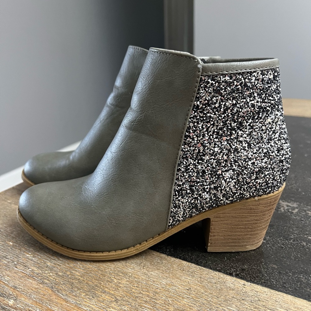 Stylish Gray Ankle Boots with Glitter Panel